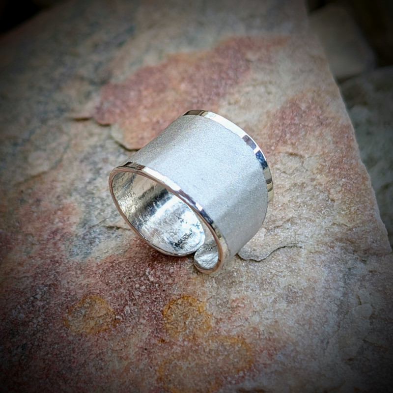 Bague en argent massif - finition martelée mate et bords brillants Bague en argent massif - finition martelée mate et bords brillants