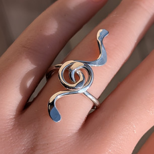 Bague Mélodie en argent 925, design original en forme de clé de sol, portée sur le doigt pour montrer les proportions.
