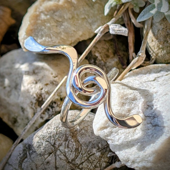 Bague Mélodie argent 925 de Goupil Bijoux d'Art, design contemporain inspiré de la musique sur fond de pierres naturelles.