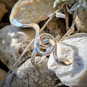 Bague Mélodie argent 925 de Goupil Bijoux d'Art, design contemporain inspiré de la musique sur fond de pierres naturelles.
