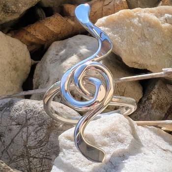 Bague en argent brillante Mélodie, motif en spirale et vague pour femme, pièce de collection Goupil Bijoux d'Art.
