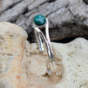 Détail de la Malachite naturelle et de la monture en argent massif du bracelet Classica.