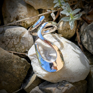 Bague Argent Martelée Volute Douce - Bijou créateur argent 925 posé sur des pierres.