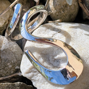 Design de la Bague Argent Martelée Volute Douce, lignes fluides et brillance.