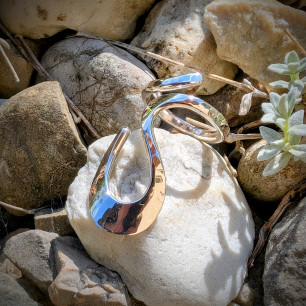 Bague créateur en argent massif martelé Volute Douce, lumière naturelle.