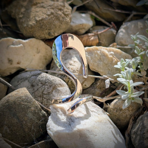 Bijou d'art contemporain : Bague Volute Douce, prise de vue détaillée et artistique.