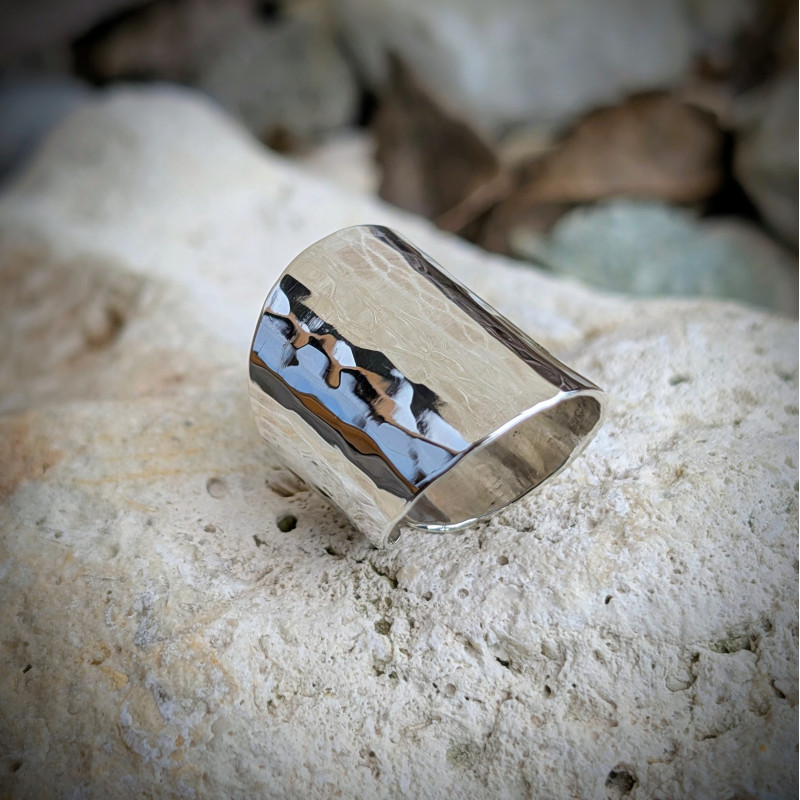 Bague manchette large en argent martelé, signature artisanale de Goupil Bijoux d'Art.