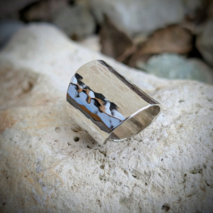 Bague manchette large en argent martelé, signature artisanale de Goupil Bijoux d'Art.