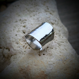 Vue de face de la bague large ajustable L'Empreinte de l'Artisan.