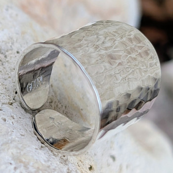 Détail du poinçon de l'artisan "Goupil" sur l'intérieur de la bague en argent.