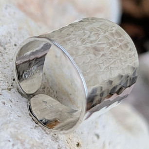 Détail du poinçon de l'artisan "Goupil" sur l'intérieur de la bague en argent.