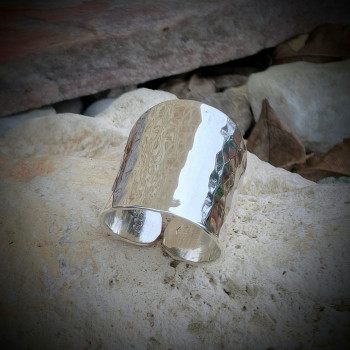 Bague argent 925 martelé, mettant en valeur l'effet texturé du travail artisanal.