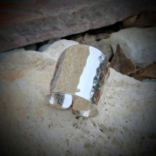 Bague argent 925 martelé, mettant en valeur l'effet texturé du travail artisanal.