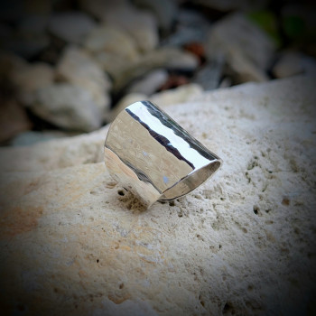 Bague manchette de style moderne, posée sur la roche pour un rendu naturel.