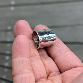 Intérieur de la bague ajustable montrant la finition lisse et le poinçon.