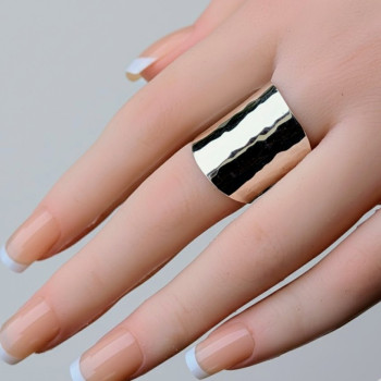 Bague argent martelé portée sur la main pour visualiser son rendu et sa largeur.