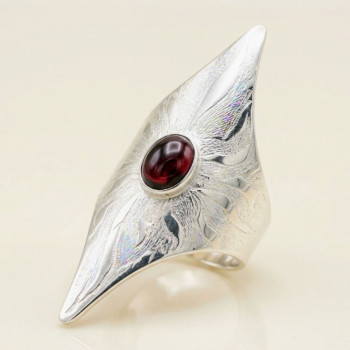 Bague armure argent massif et grenat rouge Bouclier d'audace - Bijou sculptural femme.