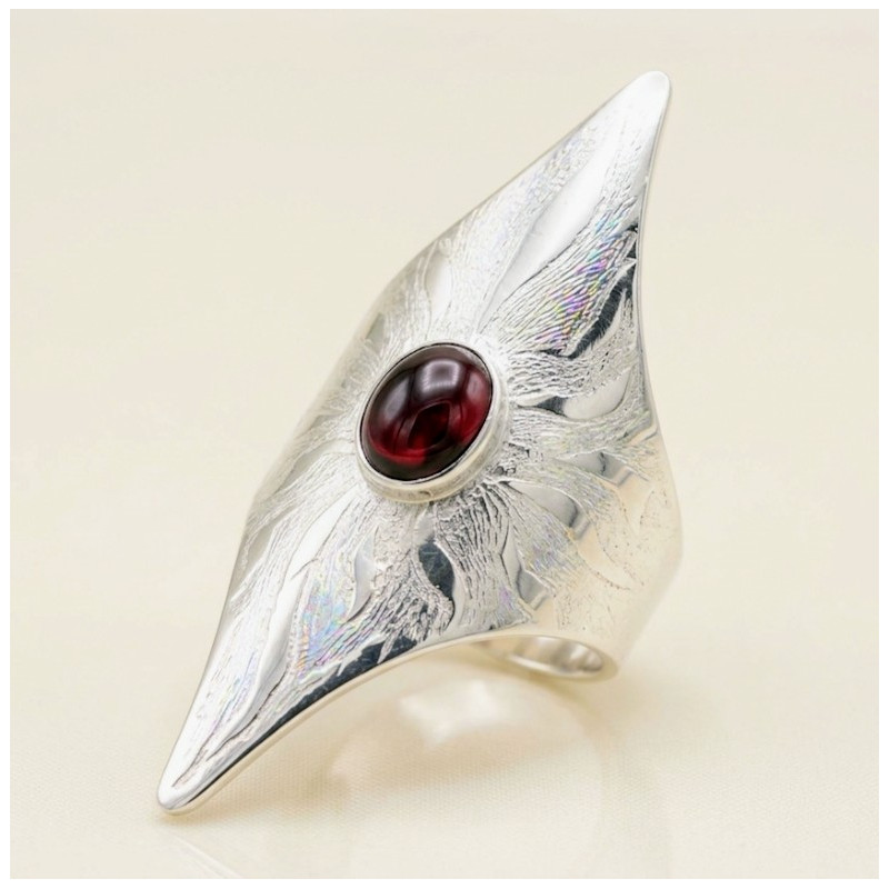 Bague armure argent massif et grenat rouge Bouclier d'audace - Bijou sculptural femme.