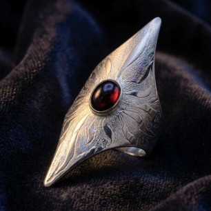 Détails des textures ciselées de la bague égide en argent massif – Bijou d'artiste fait main.