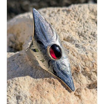 Gros plan sur le grenat rouge véritable serti sur la bague armure Bouclier d'audace.