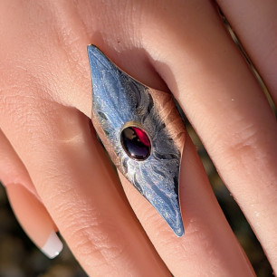 Bijou d'exception Bouclier d'audace en argent - Effet bague armure sur la main.