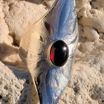 Bague de créateur en argent texturé et grenat - Design architectural et protecteur.