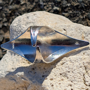 Vue de l'anneau large et ergonomique en argent 925 de la bague Bouclier d'audace.