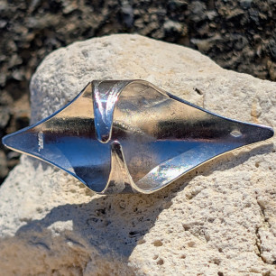 Vue de l'anneau large et ergonomique en argent 925 de la bague Bouclier d'audace.