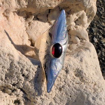 Bague armure Bouclier d'audace en argent ciselé et son grenat rouge véritable - Bijou d'artiste fait main.